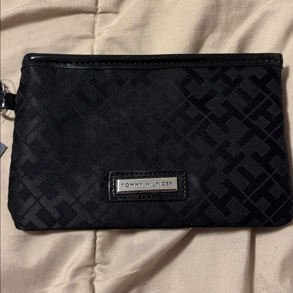 brand new tommy hilfiger wristlet - Picture 2 of 4